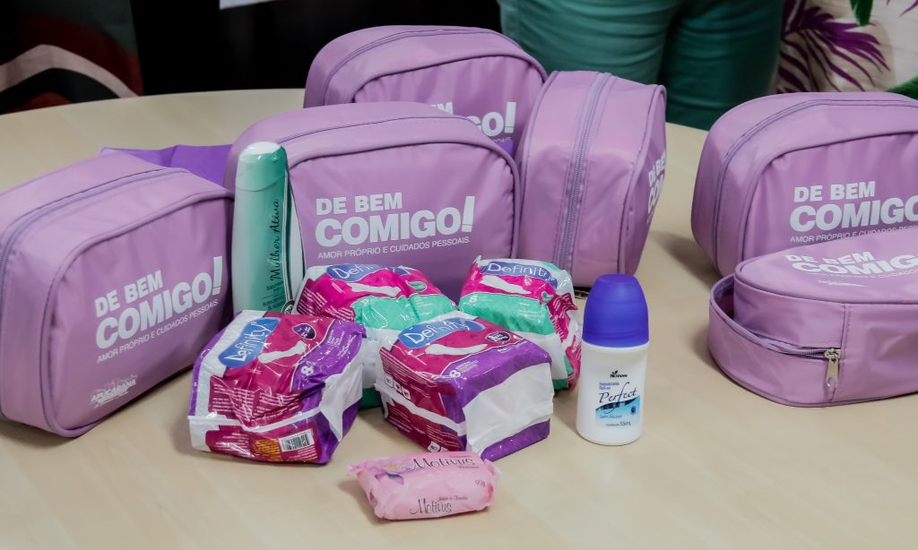 Apucarana entrega 2º lote de kits de higiene íntima a mulheres