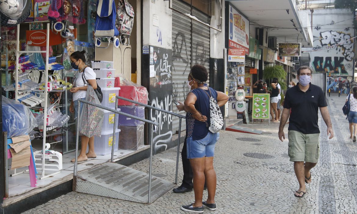 Vendas no varejo crescem 0,1% em maio, diz IBGE