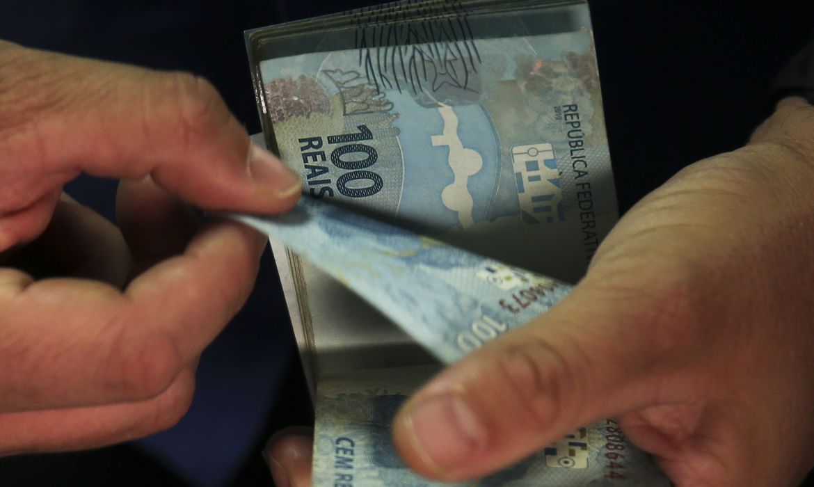 Beneficiários do Auxílio Brasil com NIS final 9 recebem hoje