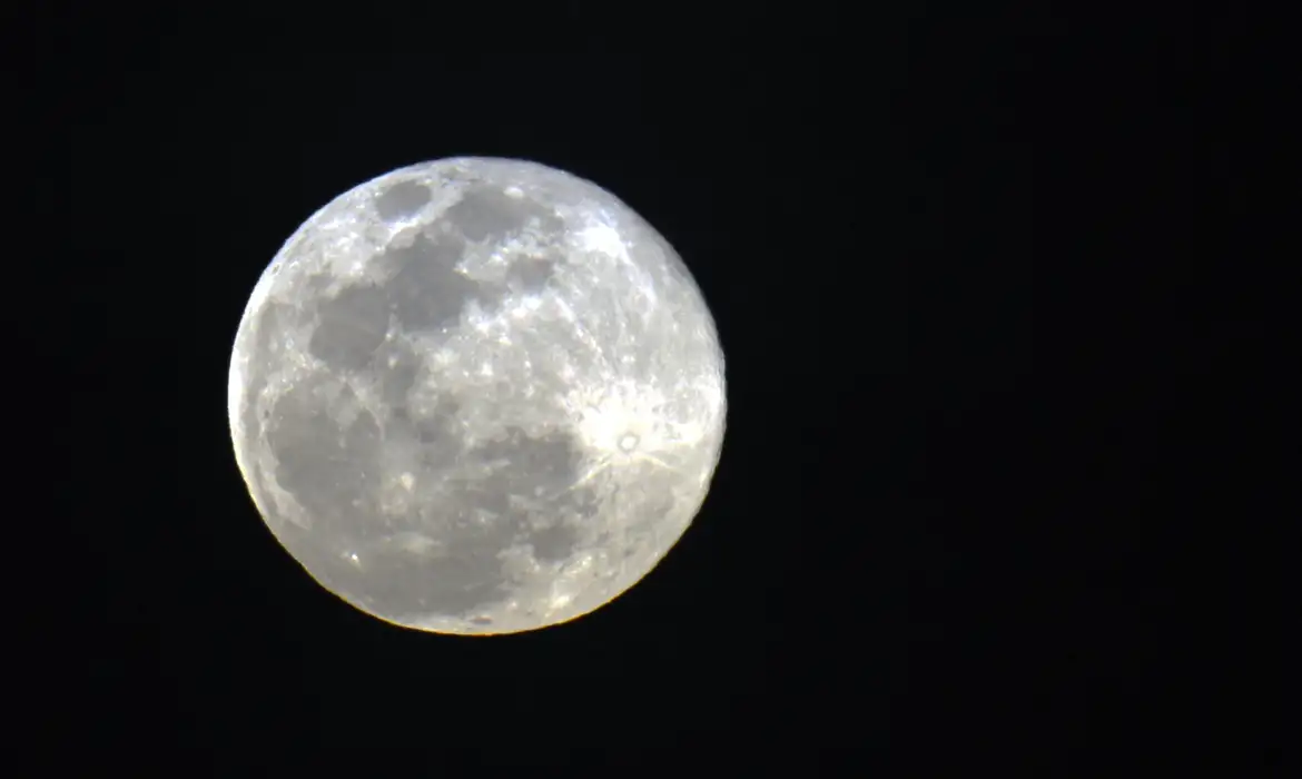 Primeira Superlua de 2026 pode ser vista neste sábado (03)