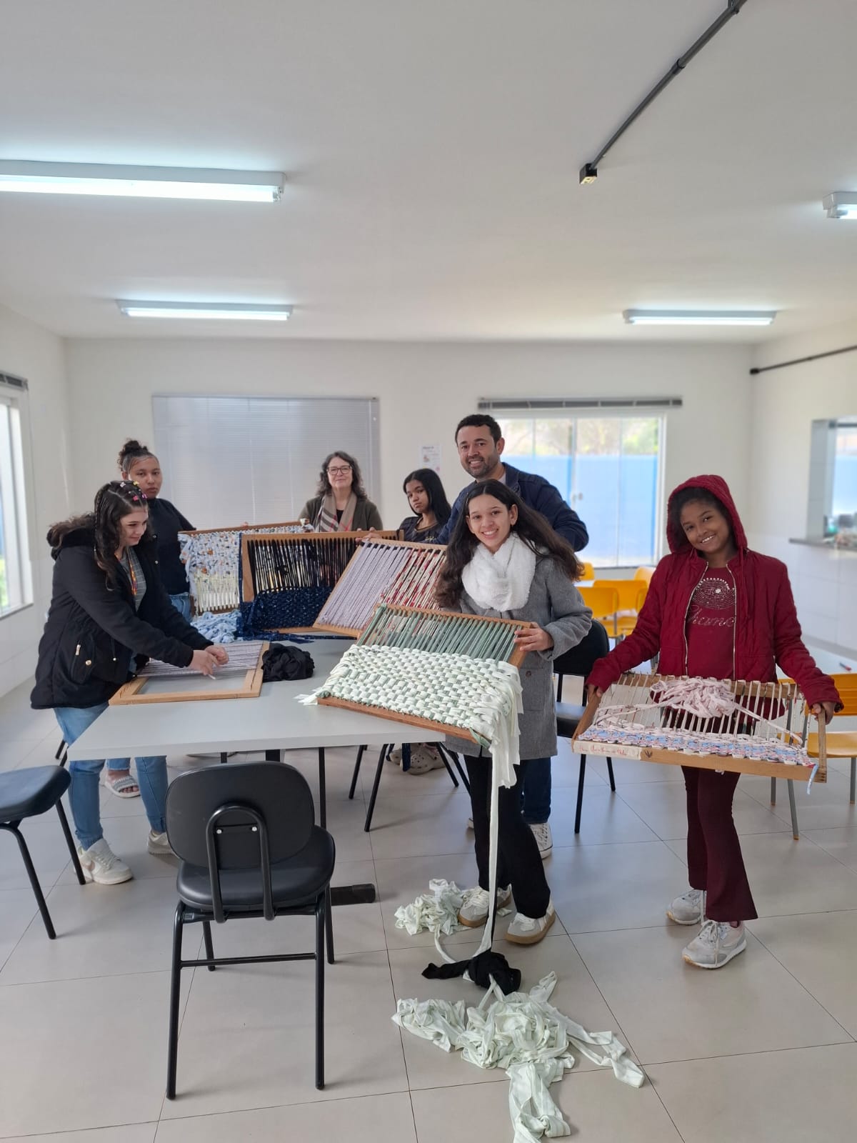 Oficina de tear no CAPSi estimula criatividade e fortalece desenvolvimento de adolescentes